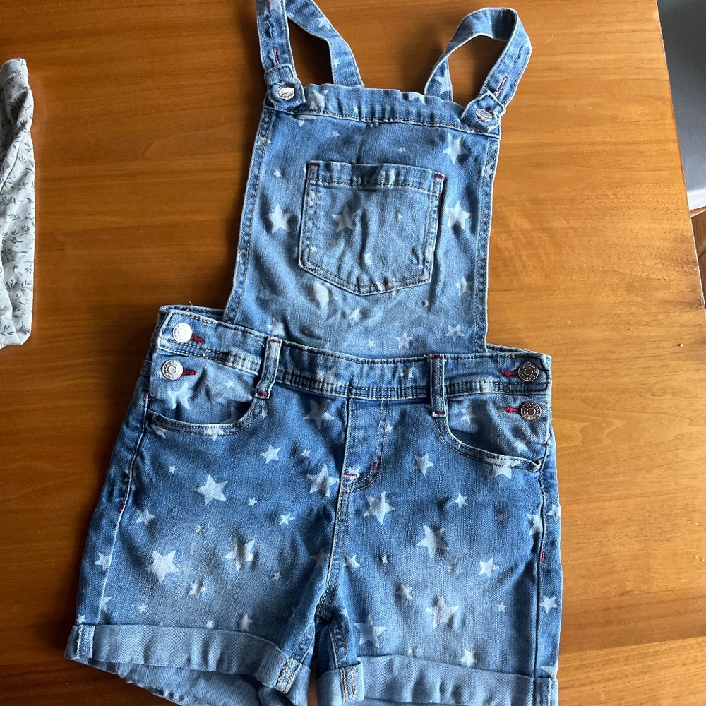 Cute star overall shorts! Like new